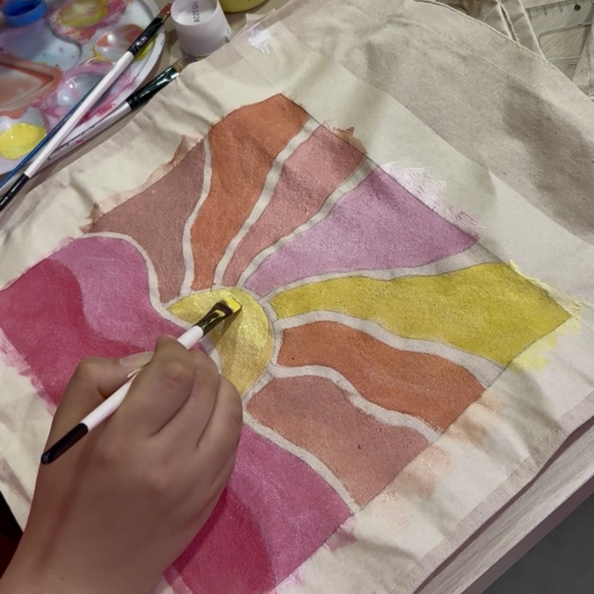 Peinture sur tote bag ou coussin au Fun Lab — motif soleil